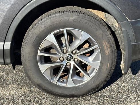 Used 2018 Toyota RAV4 LE Plus image 27