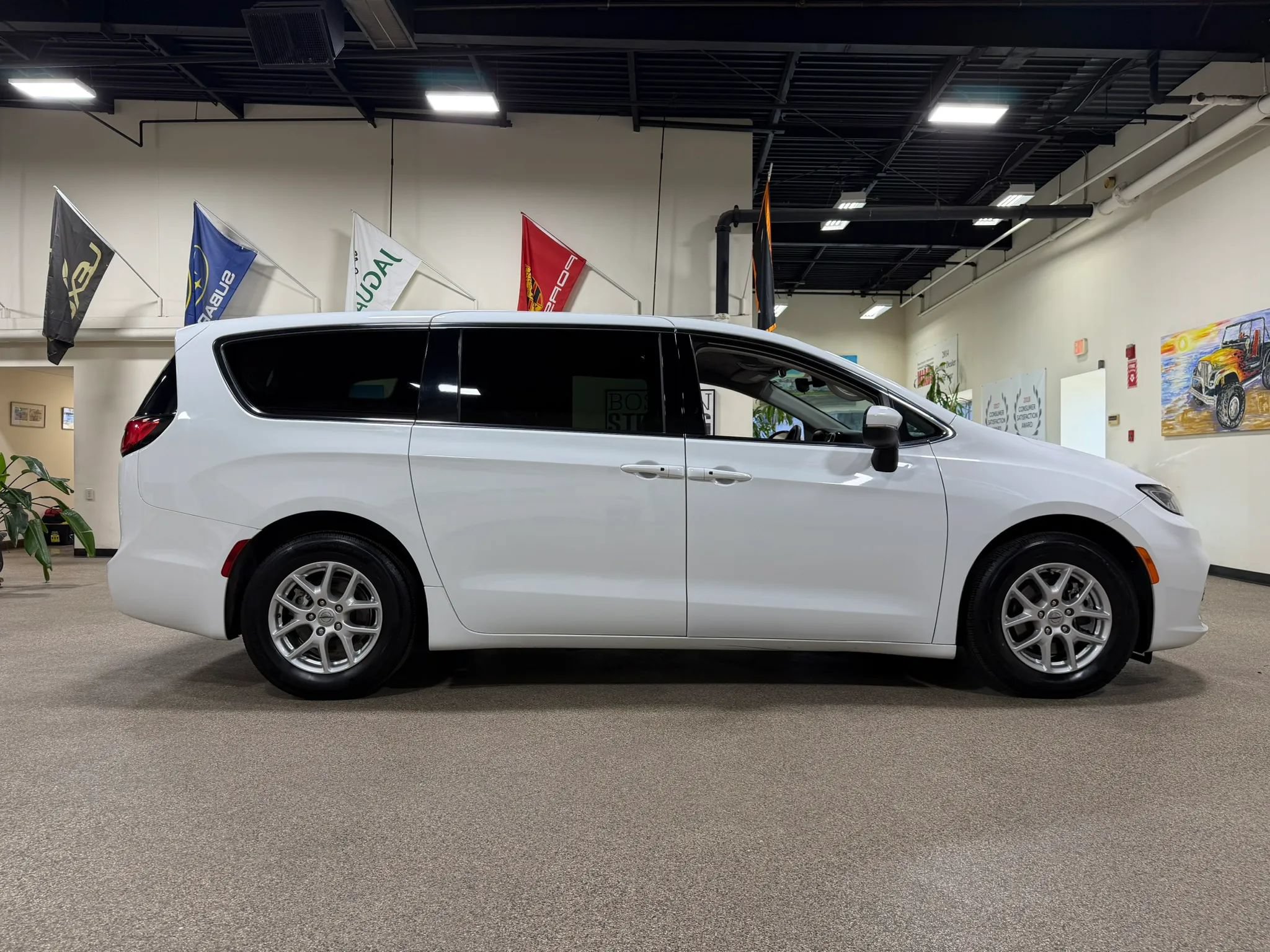 Used 2023 Chrysler Pacifica Touring-L FWD image 4