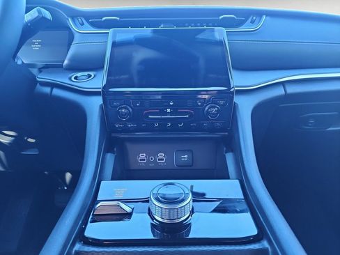 Used 2024 Jeep Grand Cherokee Limited image 11