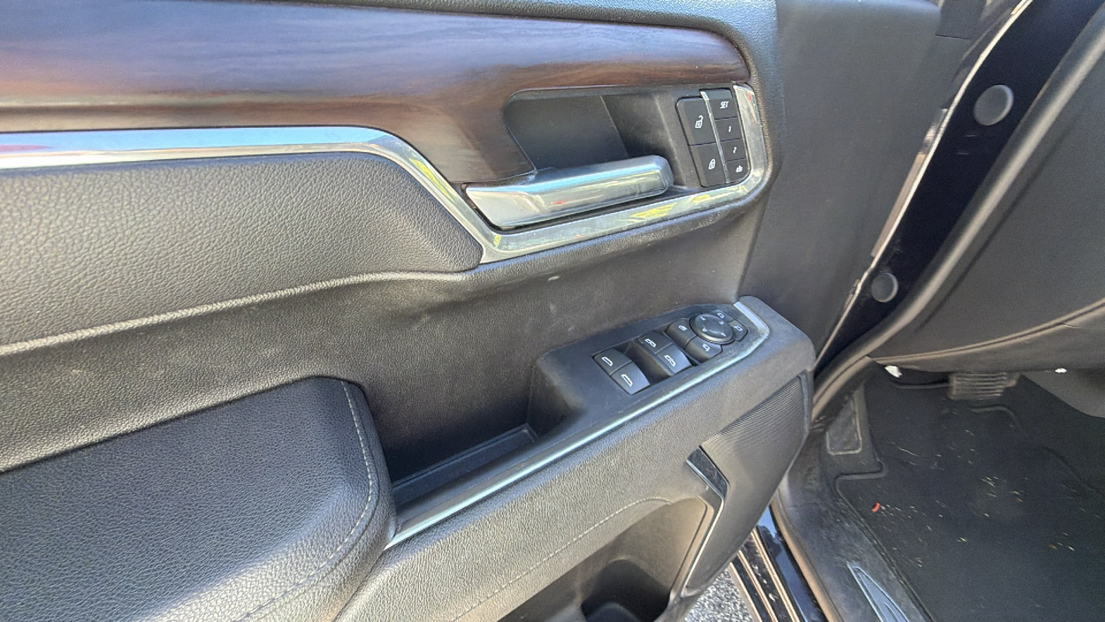 Used 2025 GMC Sierra 1500 SLT AWD/4WD image 15