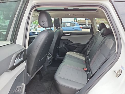 Used 2023 Volkswagen Taos SE w/ Panoramic Sunroof Package AWD/4WD image 10