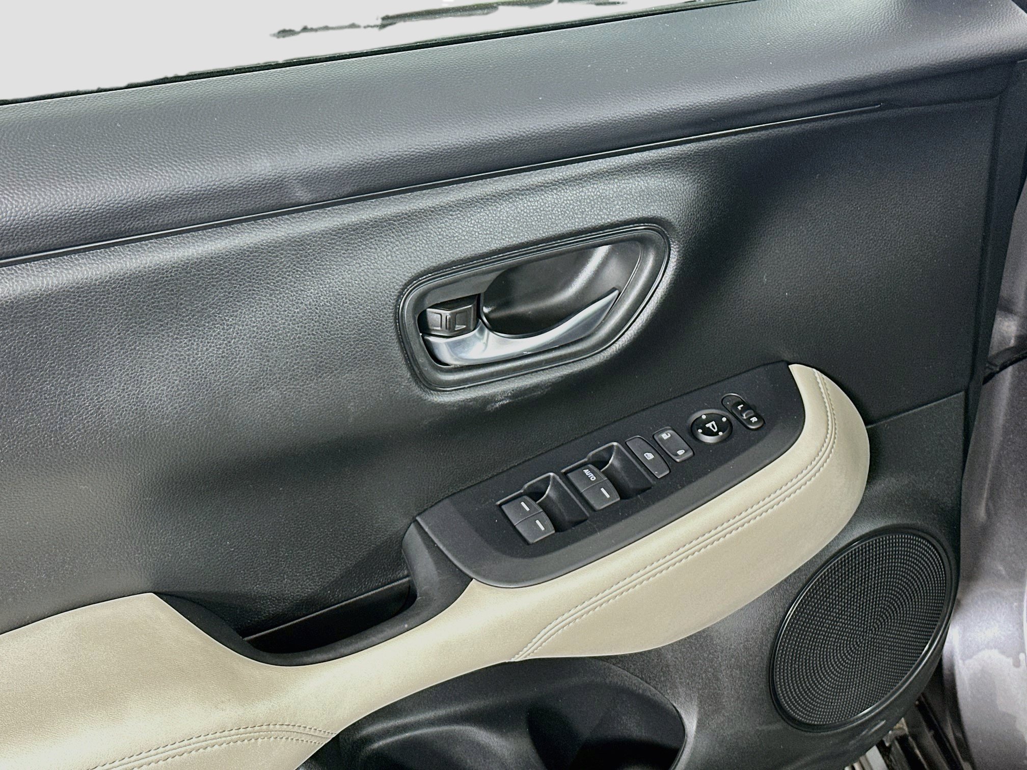 Used 2025 Honda HR-V LX image 15