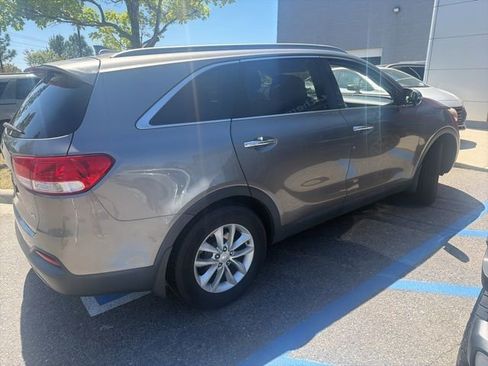 Used 2016 Kia Sorento LX w/ LX Convenience Package image 5