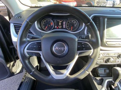 Used 2018 Jeep Cherokee Latitude Plus image 21