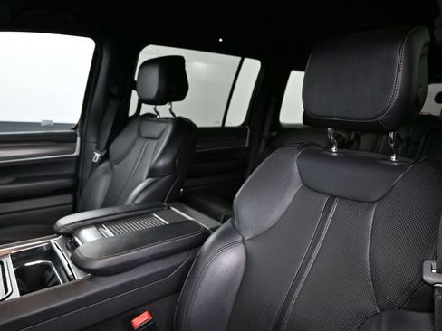 Used 2024 Jeep Wagoneer Series III AWD/4WD image 9