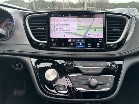 Used 2022 Chrysler Pacifica Touring-L w/ S Appearance Package image 10