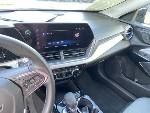 Used 2025 Chevrolet Trax LT w/ LT Convenience Package FWD image 23