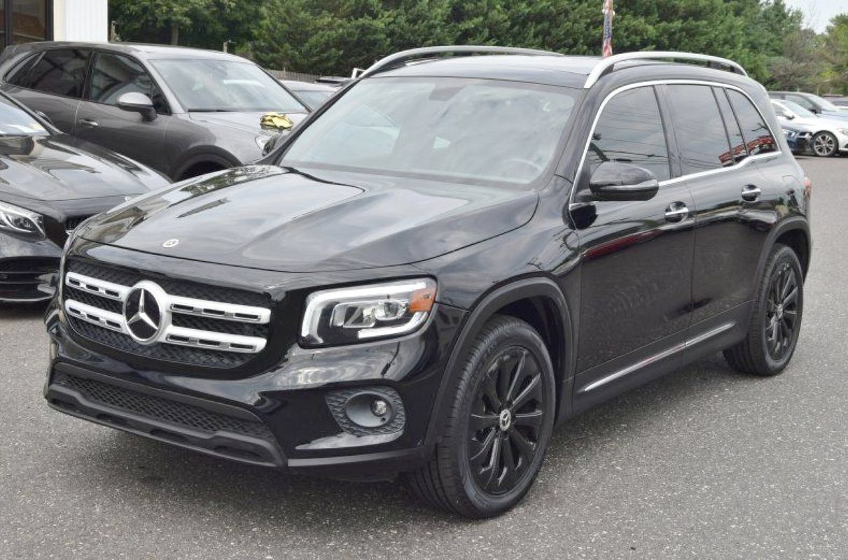 Used 2021 Mercedes-Benz GLB 250 4MATIC w/ Premium Package image 4