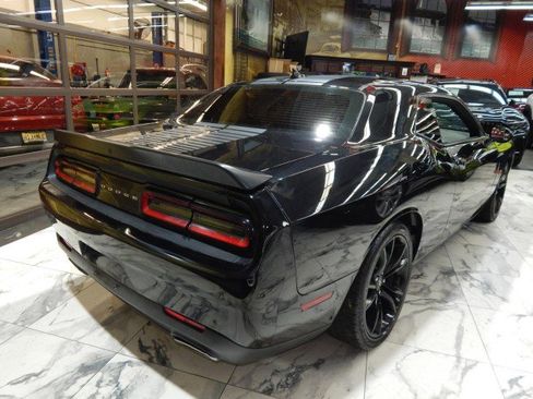 Used 2017 Dodge Challenger SXT Plus image 4