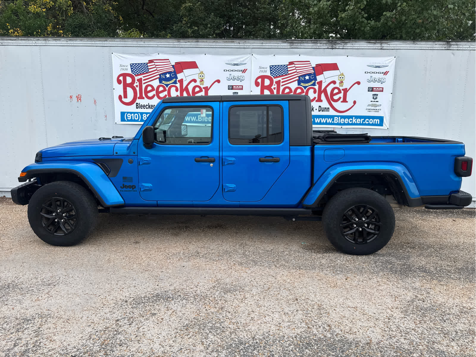 Used 2023 Jeep Gladiator Sport AWD/4WD image 7