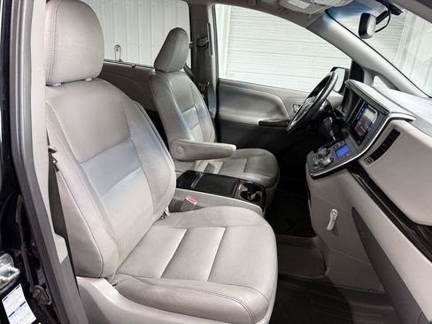 Used 2017 Toyota Sienna XLE w/ XLE Navigation Package AWD/4WD image 30