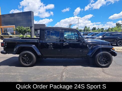Used 2023 Jeep Gladiator Sport AWD/4WD image 3