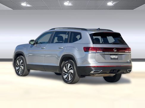 Used 2025 Volkswagen Atlas SE AWD/4WD image 3