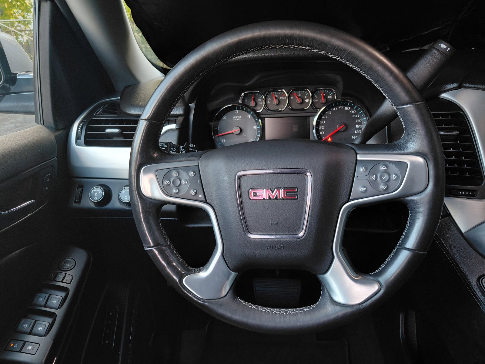 Used 2018 GMC Yukon SLT w/ Premium Edition AWD/4WD image 4