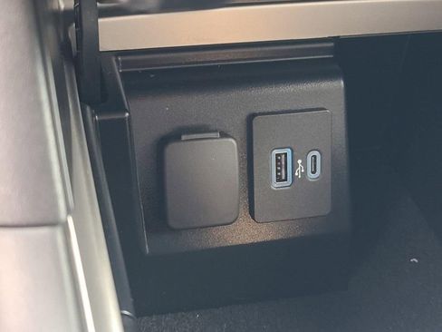 Used 2022 Ford Explorer XLT image 30