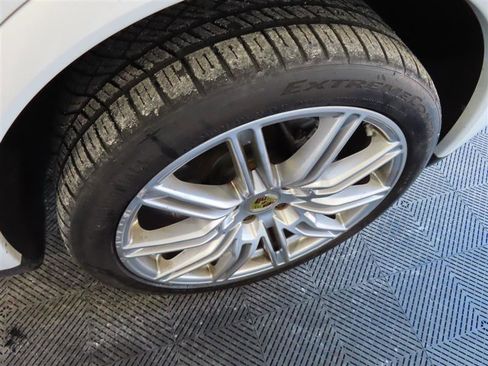 Used 2017 Porsche Cayenne Platinum Edition w/ Premium Package Plus (PJX) image 10