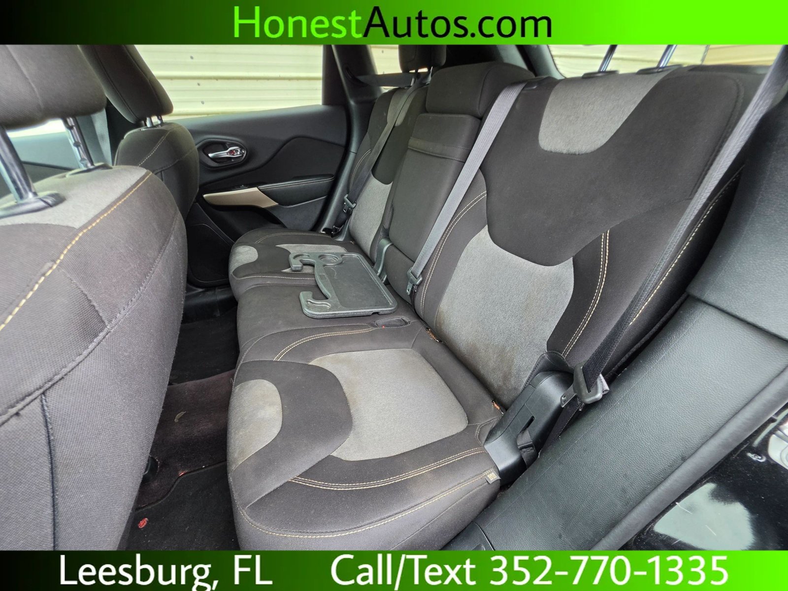 Used 2018 Jeep Cherokee Latitude w/ Altitude Package FWD image 9