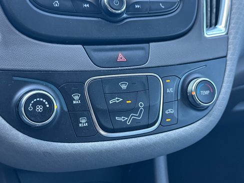 Used 2017 Chevrolet Malibu LT FWD image 19