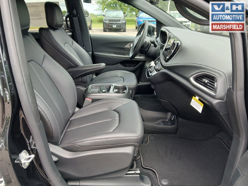 New 2027 Chrysler Pacifica Select FWD image 35