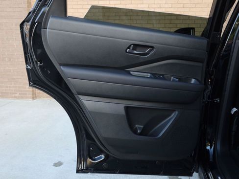 Used 2024 Nissan Pathfinder SV w/ Lighting Package (N92) FWD image 17