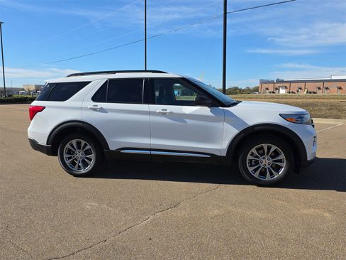 Used 2022 Ford Explorer XLT w/ Equipment Group 202A image 9