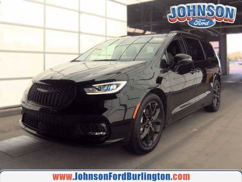 Used 2025 Chrysler Pacifica Limited FWD image 1