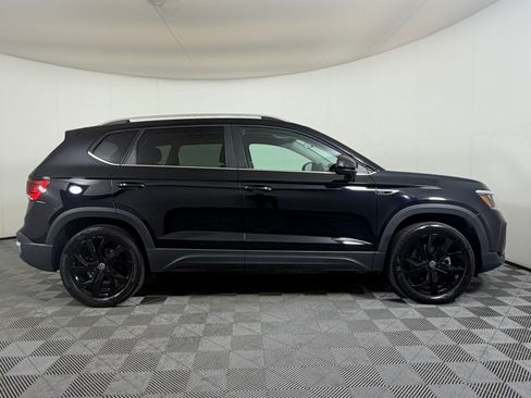Used 2023 Volkswagen Taos SE w/ Panoramic Sunroof Package AWD/4WD image 8