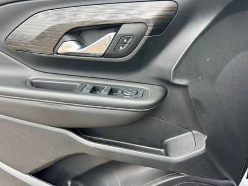 Used 2024 GMC Terrain SLE w/ Driver Convenience Package FWD image 9