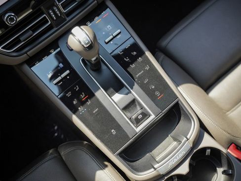 Used 2022 Porsche Macan w/ Premium Package Plus image 34