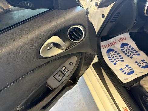 Used 2014 Nissan 370Z Touring RWD image 12