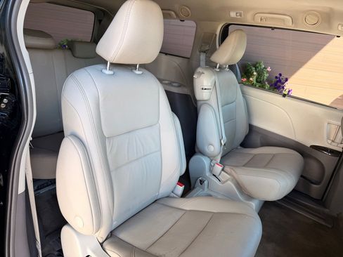 Used 2018 Toyota Sienna XLE w/ XLE Navigation Package FWD image 16