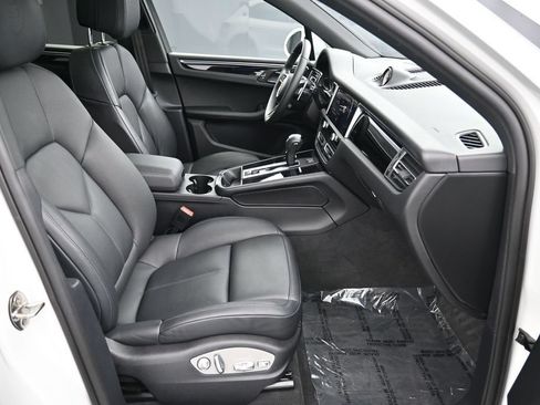 Certified 2023 Porsche Macan AWD/4WD image 30