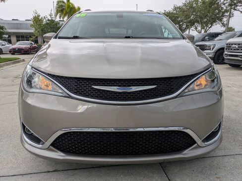 Used 2018 Chrysler Pacifica Touring-L FWD image 8