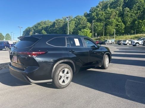 Used 2024 Toyota Highlander LE FWD image 16