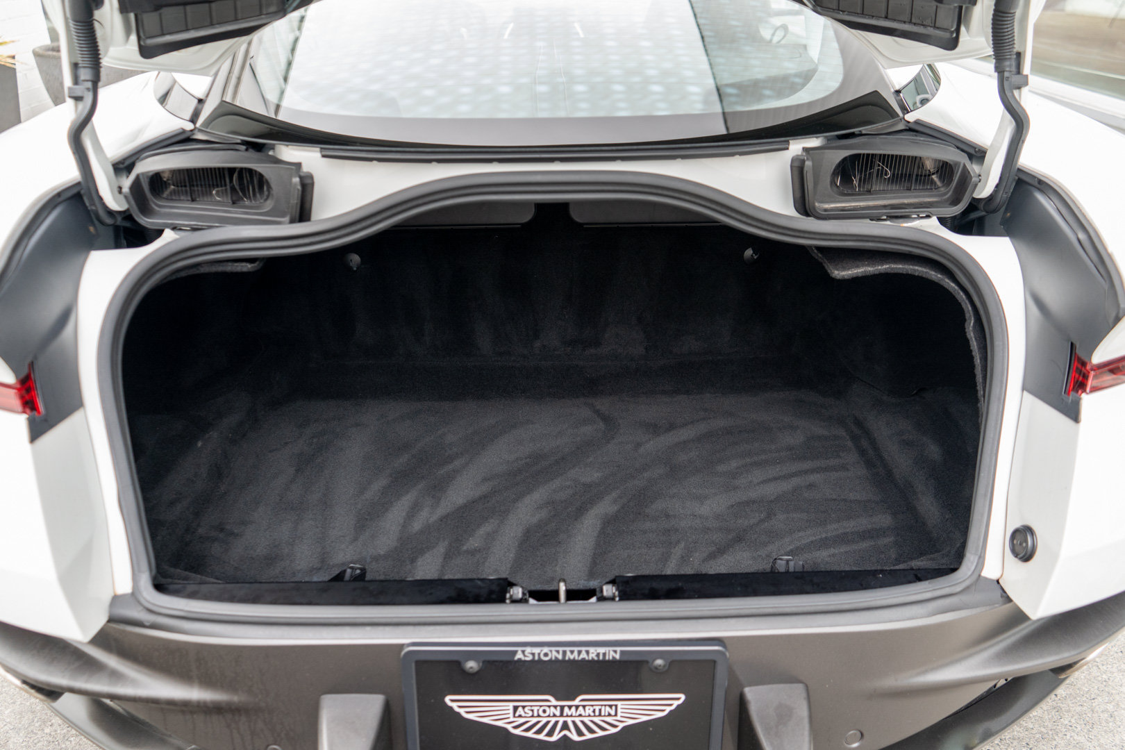 Used 2019 Aston Martin DB11 Coupe RWD image 37