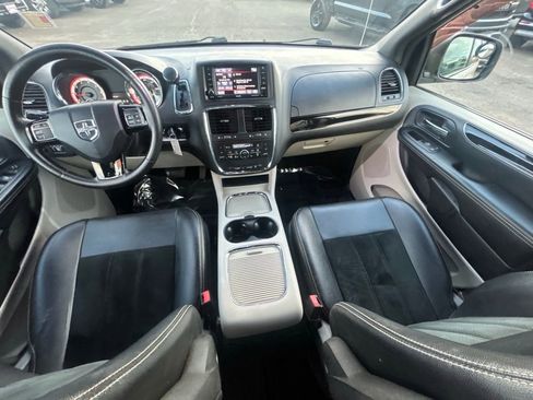 Used 2017 Dodge Grand Caravan SXT w/ Driver Convenience Group image 4