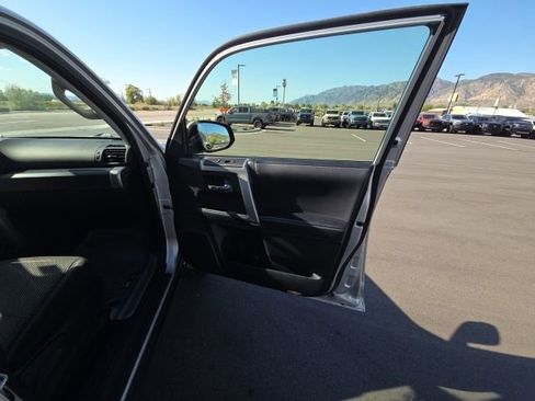 Used 2022 Toyota 4Runner SR5 AWD/4WD image 21