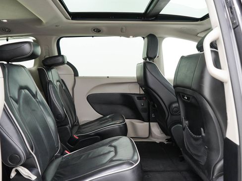 Used 2023 Chrysler Pacifica Limited FWD image 14
