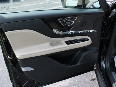 Used 2025 Lincoln Corsair AWD w/ Towing Package image 35