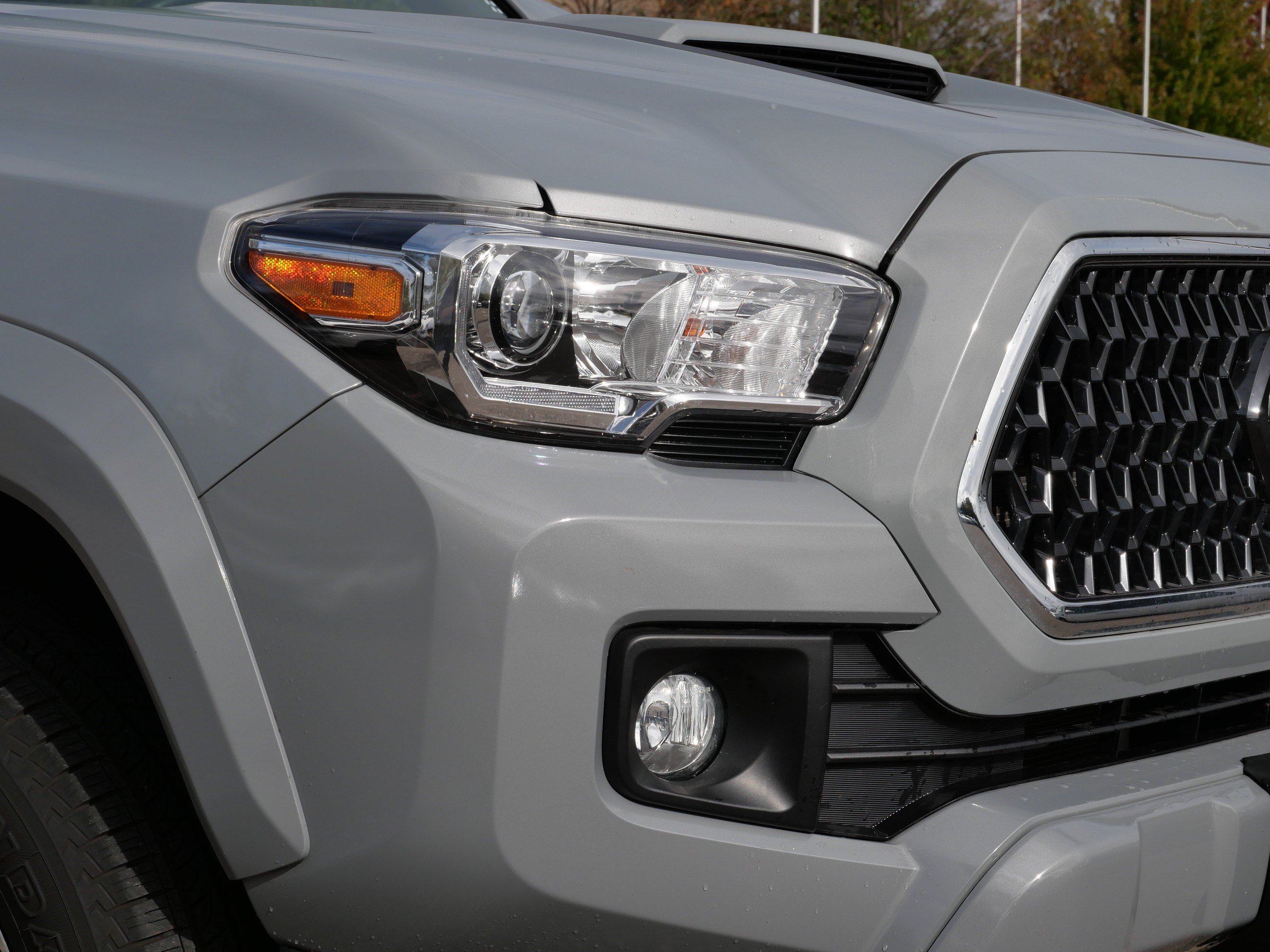 Used 2018 Toyota Tacoma TRD Sport AWD/4WD image 16