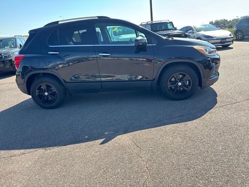 Used 2019 Chevrolet Trax LT w/ LT Convenience Package FWD image 9