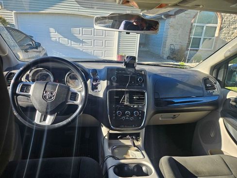 Used 2016 Dodge Grand Caravan SXT w/ Rear Park Assist Package FWD image 2