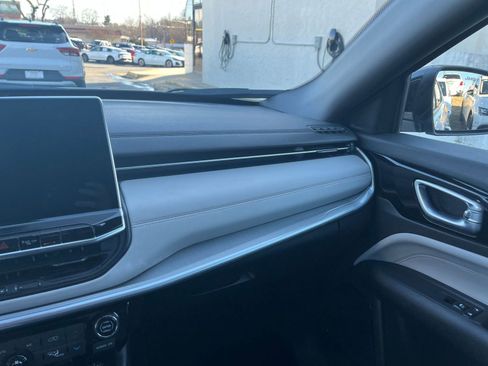 Used 2025 Jeep Compass Limited image 30