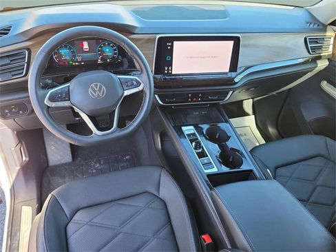 Used 2025 Volkswagen Atlas SE image 18