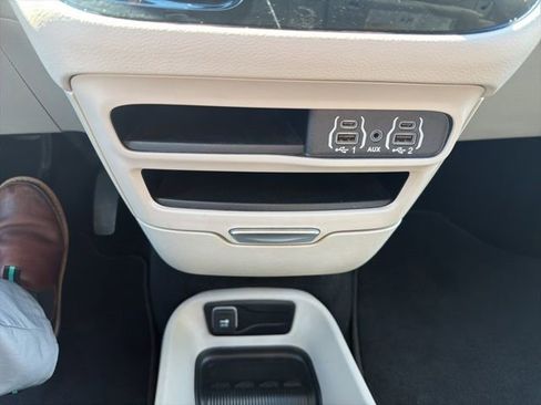 Used 2023 Chrysler Pacifica Touring-L FWD image 31