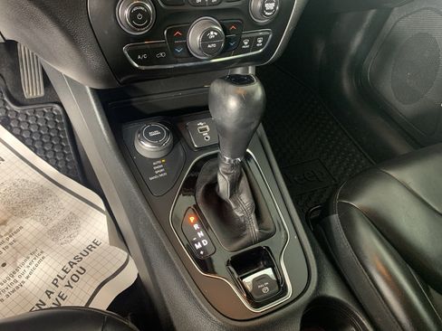 Used 2019 Jeep Cherokee Latitude Plus AWD/4WD image 24