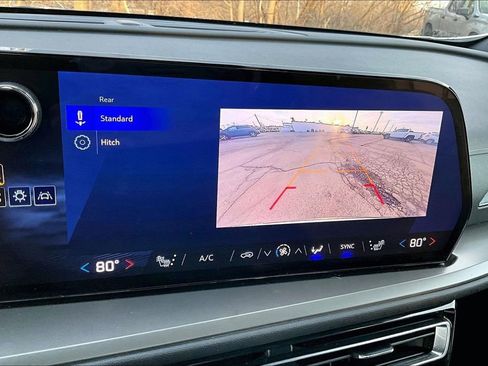 Used 2025 Chevrolet Traverse LT image 18