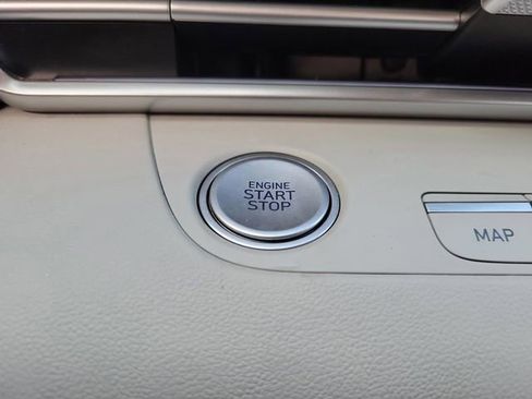 Used 2025 Hyundai Elantra Limited image 31