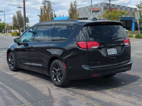 Used 2018 Chrysler Pacifica Limited image 8