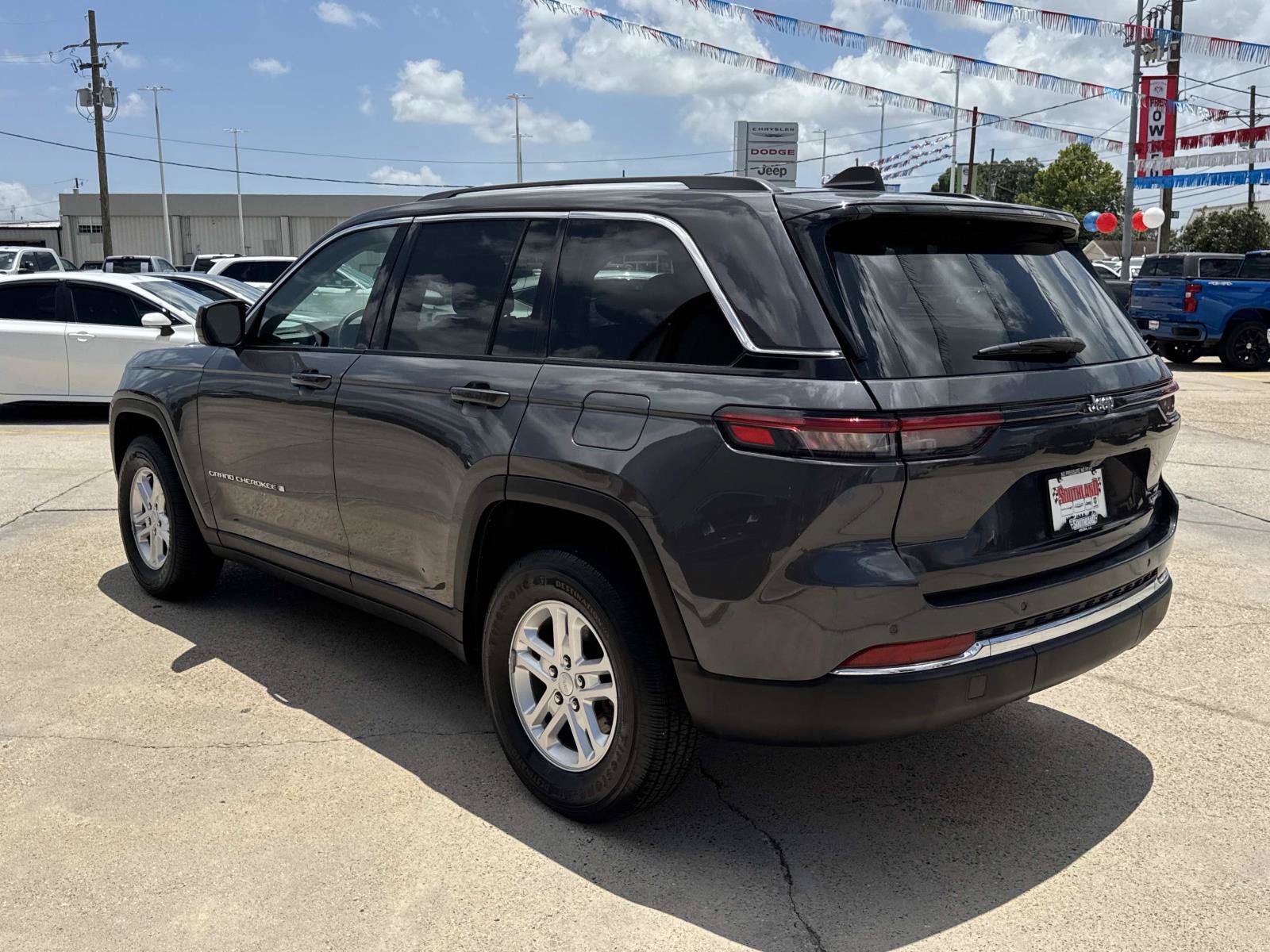 Used 2024 Jeep Grand Cherokee Laredo RWD image 5